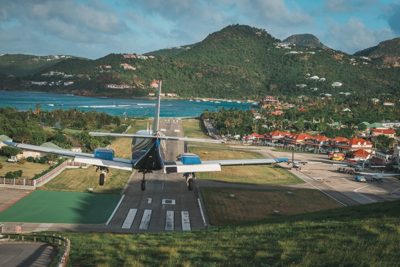 A Close Landing at the Gustaf III Airport 5