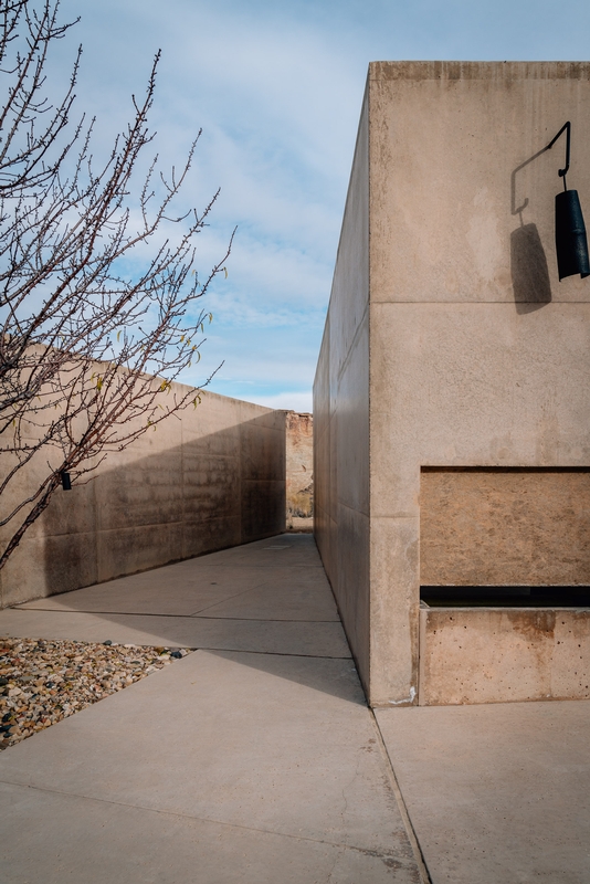 Minimalist Desert Architecture With Sculptures