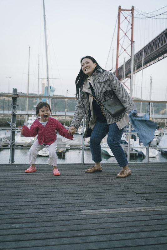 Lulu and Jessica at the 25 de Abril Bridge